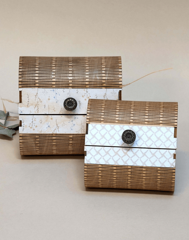 Boîte à bijoux en bois décorée avec du papier à motif discret (4 modèles au choix)