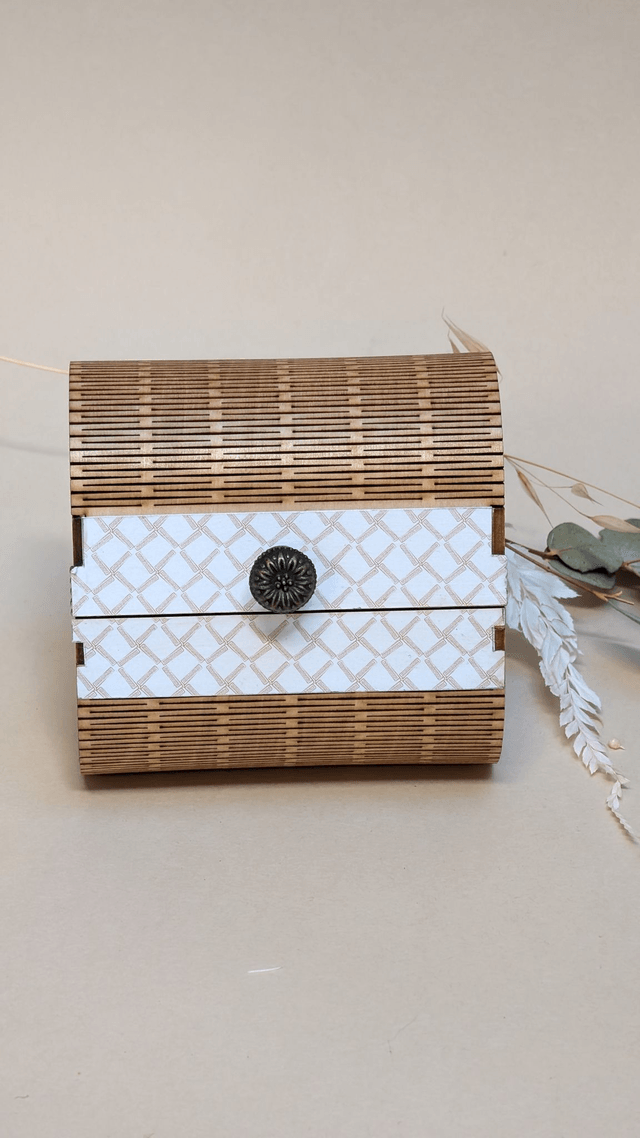 Boîte à bijoux en bois décorée avec du papier à motif discret (4 modèles au choix)