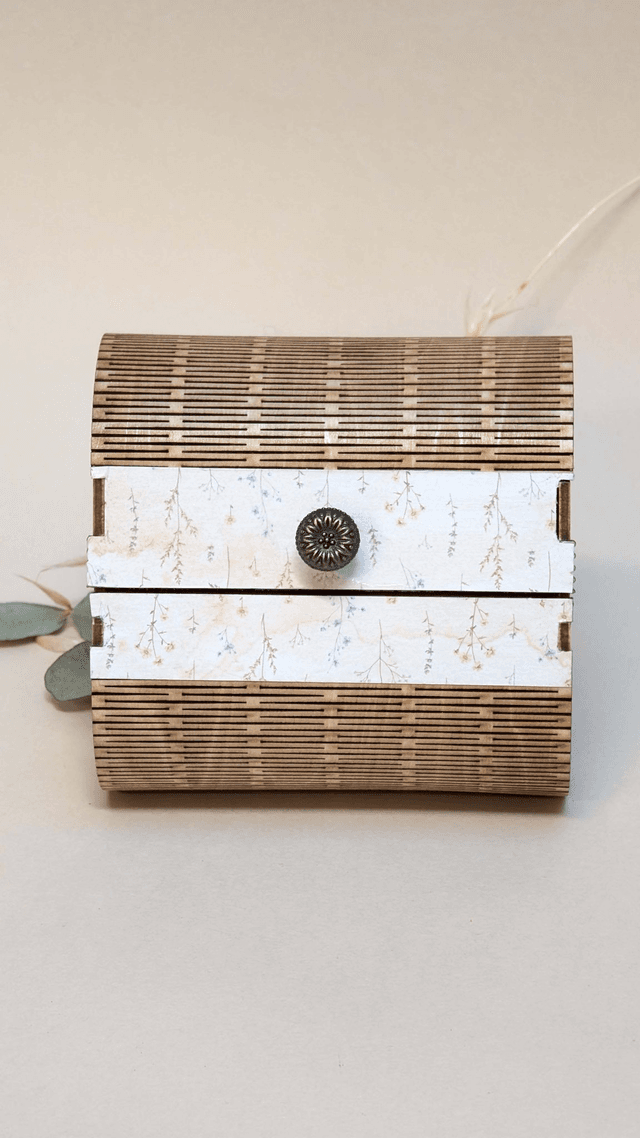 Boîte à bijoux en bois décorée avec du papier à motif discret (4 modèles au choix)